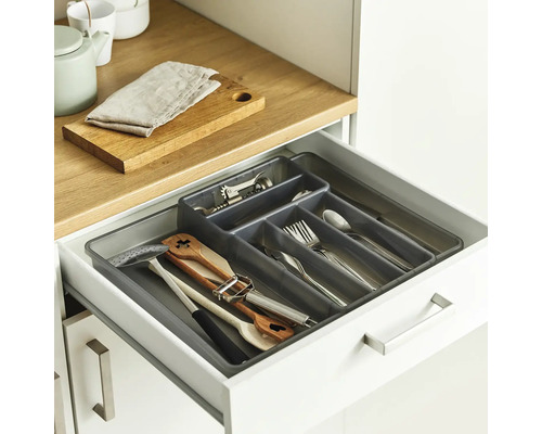 Küchenschublade mit Besteckeinsatz und diversen Küchenutensilien