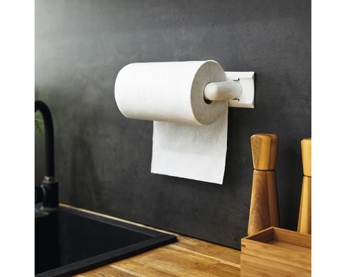 Scène de cuisine avec un porte-essuie-tout fixé au mur