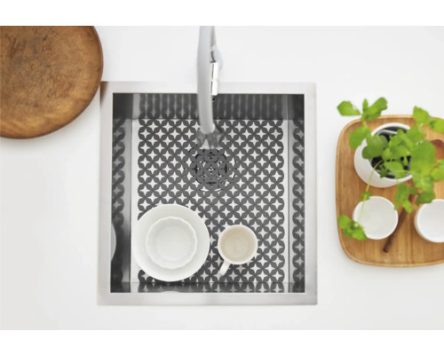 Spülbecken mit Geschirr, Spültischarmatur und Abtropfmatte mit Muster