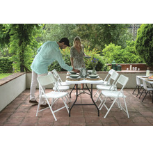 Szene im Freien mit einem Esstisch und Stühlen für eine gesellige Runde.