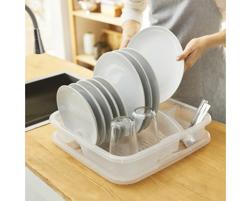 Abtropfgestell mit Geschirr und Gläsern in einer Küche.