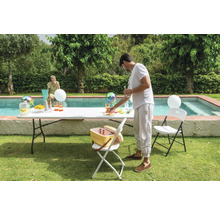 Szene im Garten mit Stehtisch, Kühlbox und Klappstühlen neben einem Pool.