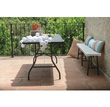 Terrasse avec table pliante, banc pliant et décoration extérieure