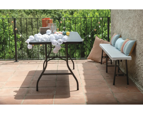 Terrasse avec table pliante, banc pliant et décoration extérieure
