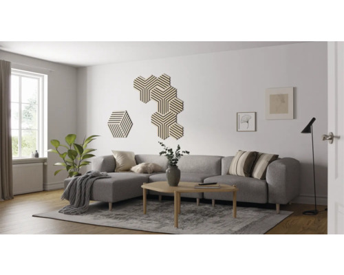 Salon avec canapé, table basse et panneaux muraux hexagonaux comme décoration.