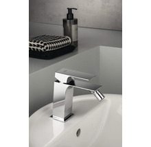 Bidetarmatur auf einem Waschbecken mit Handtüchern und Seife