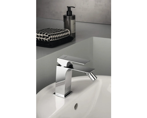 Bidetarmatur auf einem Waschbecken mit Handtüchern und Seife