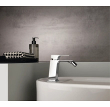 Bidetarmatur auf einem Waschbecken mit Handtüchern und Seife im Badezimmer