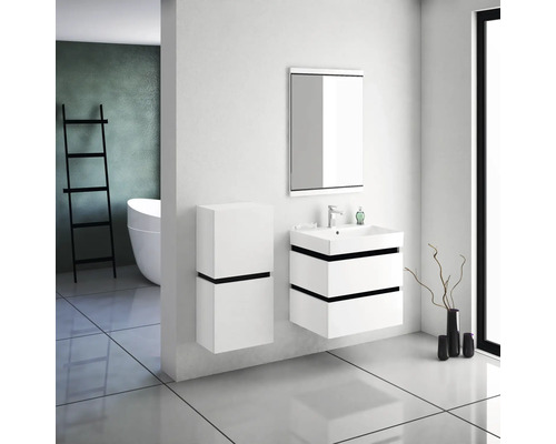 Salle de bain moderne avec meuble-lavabo, armoire de toilette et étagère