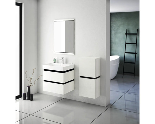 Salle de bain moderne avec meuble sous-lavabo, miroir et armoire haute