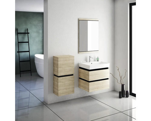 Badezimmer mit Waschbeckenunterschrank, Spiegelschrank und Badewanne