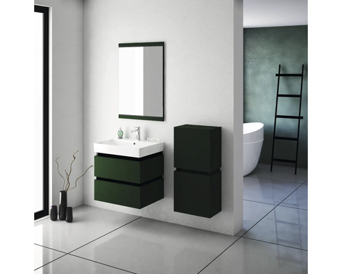 Salle de bain moderne avec meuble-lavabo, miroir et armoire haute