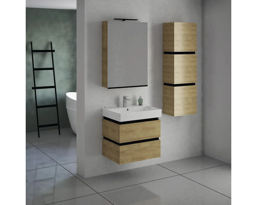 Badezimmer mit Waschtisch, Spiegelschrank, Hockerleiter und Hochschrank