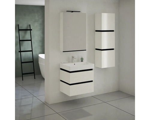 Scène de salle de bains avec meuble-lavabo, armoire de toilette et armoire haute blancs