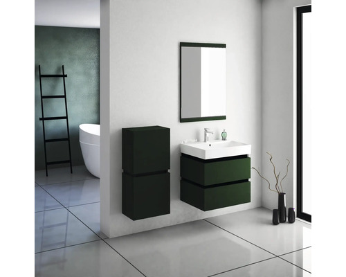 Modernes Badezimmer mit Waschtisch, Spiegel und Leiterregal