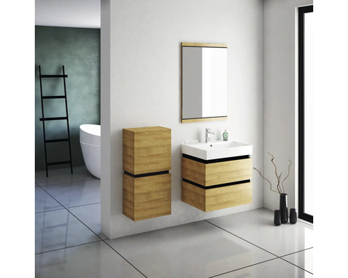 Badezimmer mit Waschtisch, Spiegel und Hochschrank in Holzoptik