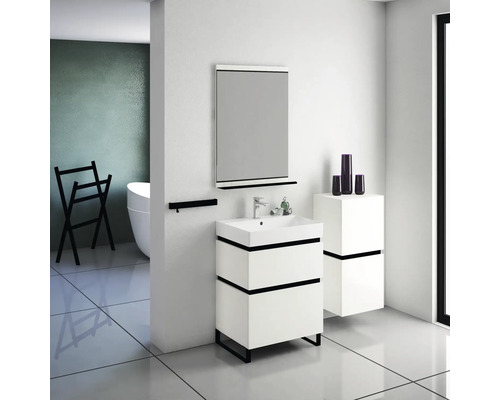 Badezimmer mit Waschtisch, Spiegel, Handtuchhalter und Regal