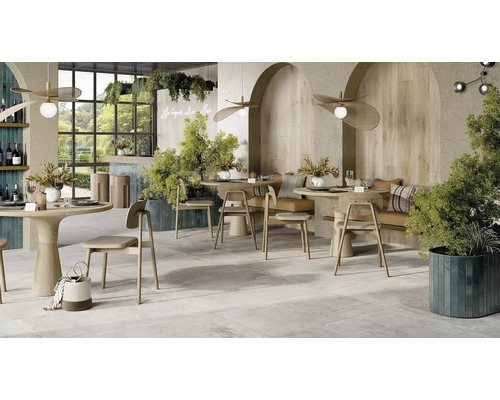 Intérieur avec tables, chaises et carrelage imitation pierre pour une ambiance moderne