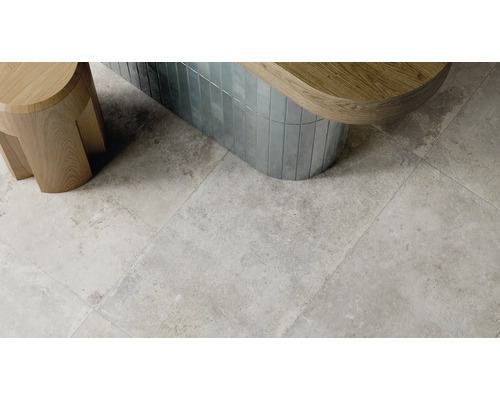 Carrelage dans une teinte claire avec une chaise et une table