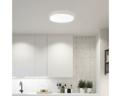 Cuisine moderne avec plafonnier blanc et armoires blanches