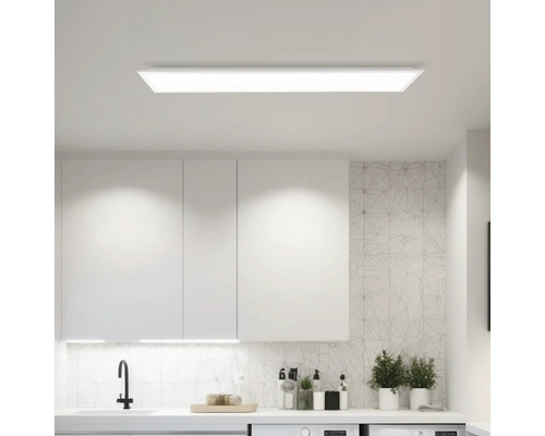 Luminaire encastré dans une cuisine moderne avec des armoires blanches et un design lumineux.