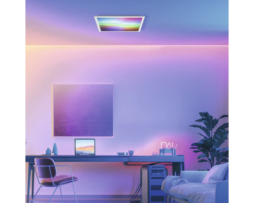 Bureau avec bureau, chaise, plante d''intérieur, plafonnier et éclairage coloré