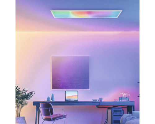 Modernes Arbeitszimmer mit Schreibtisch, Sessel, Zimmerpflanze, Deckenleuchte und Wanddekoration für eine helle und organisierte Atmosphäre.