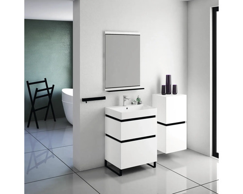 Modernes Badezimmer mit weissem Waschtisch, Spiegel, Handtuchhalter und Badewanne