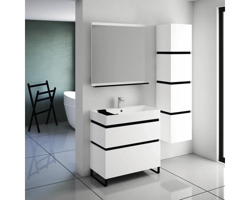 Badezimmer mit Waschbeckenunterschrank, Spiegelschrank und Hochschrank in hellem Design