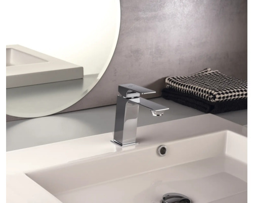 Waschtischarmatur aus Metall auf einem Waschbecken im Badezimmer