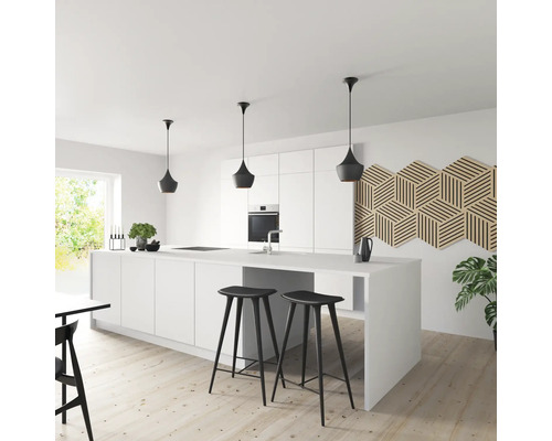 Cuisine moderne avec armoires blanches, îlot de cuisine et tabourets de bar noirs