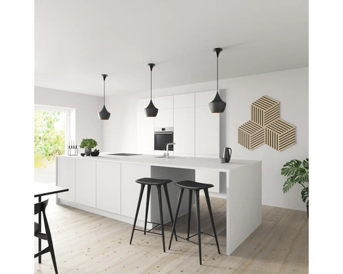 Cuisine claire avec îlot de cuisine, tabourets de bar et suspensions