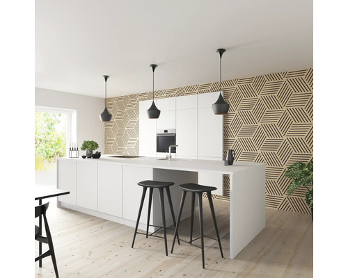 Cuisine claire avec îlot de cuisson, tabourets de bar et revêtement mural décoratif