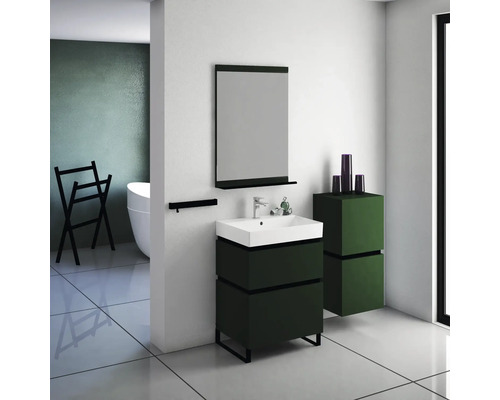 Salle de bains avec lavabo, miroir, porte-serviettes, séchoir à linge et baignoire