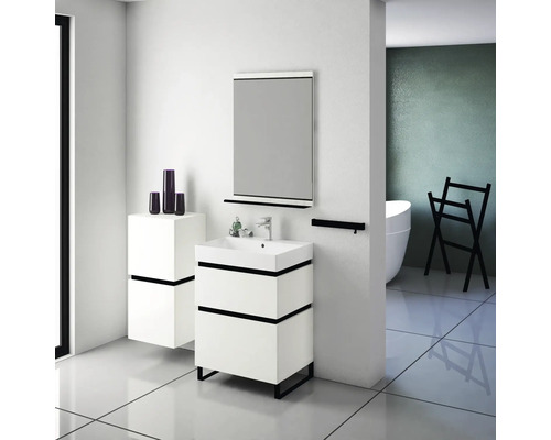 Salle de bains moderne avec meuble sous-vasque blanc, miroir et étagères