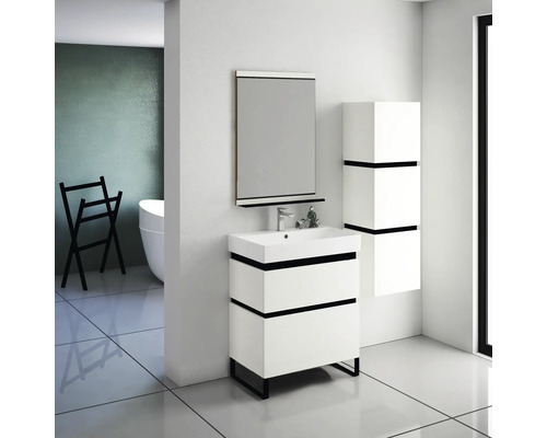 Modernes Badezimmer mit Waschbeckenunterschrank, Spiegel und Hochschrank in Weiß mit schwarzen Akzenten