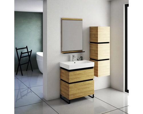 Aménagement de salle de bains avec meuble-lavabo, miroir et armoire haute en décor bois clair