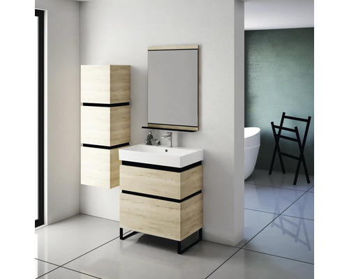 Scène de salle de bains avec meuble sous-vasque, miroir et armoire haute aspect bois