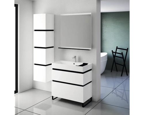 Modernes Badezimmer mit Waschtischunterschrank, Spiegelschrank und Hochschrank in Weiss mit schwarzen Akzenten.