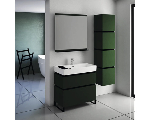 Salle de bains avec meuble-lavabo, miroir, robinetterie et armoire haute