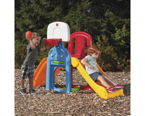 Combinaison d''aire de jeux avec toboggan et panier de basket pour enfants en extérieur.