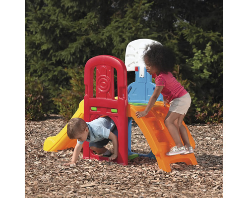 Tour d''escalade de terrain de jeu avec toboggan et tunnel rampant pour les enfants dans le jardin