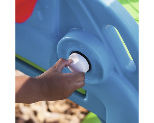 Une main tourne le cadran sur l''aire de jeux