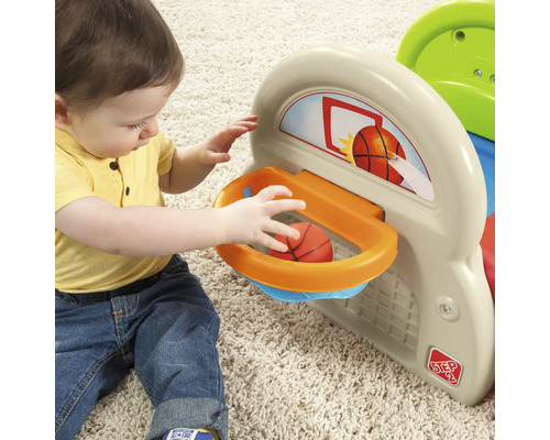 Un enfant joue avec un jouet de panier de basket