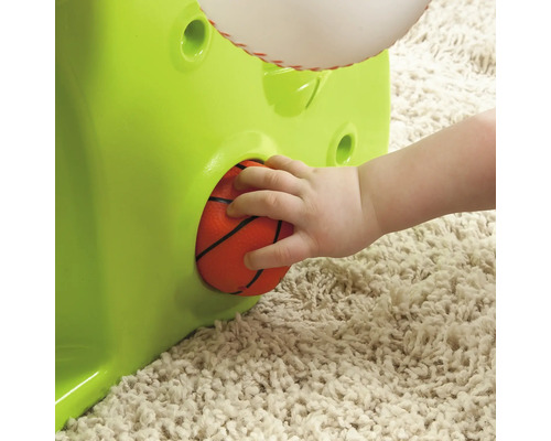 Un enfant met une balle dans un jouet.