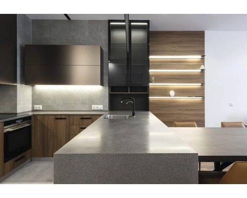 Moderne Küche mit Küchenschränken, Küchenspüle, Küchenarmatur und integrierten Geräten