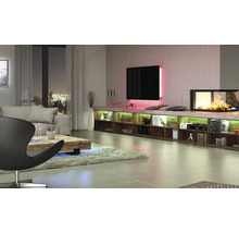 Helles Wohnzimmer mit Fernseher, Kamin, Regalen und Beleuchtung