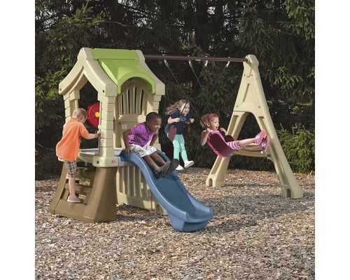 Maisonnette avec toboggan et balançoire pour enfants dans le jardin.