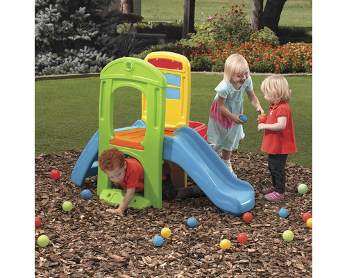 Aire de jeux pour enfants avec toboggan et enfants jouant dans le jardin