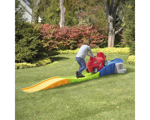 Fille poussant une voiture de toboggan rouge sur des montagnes russes pour le jardin